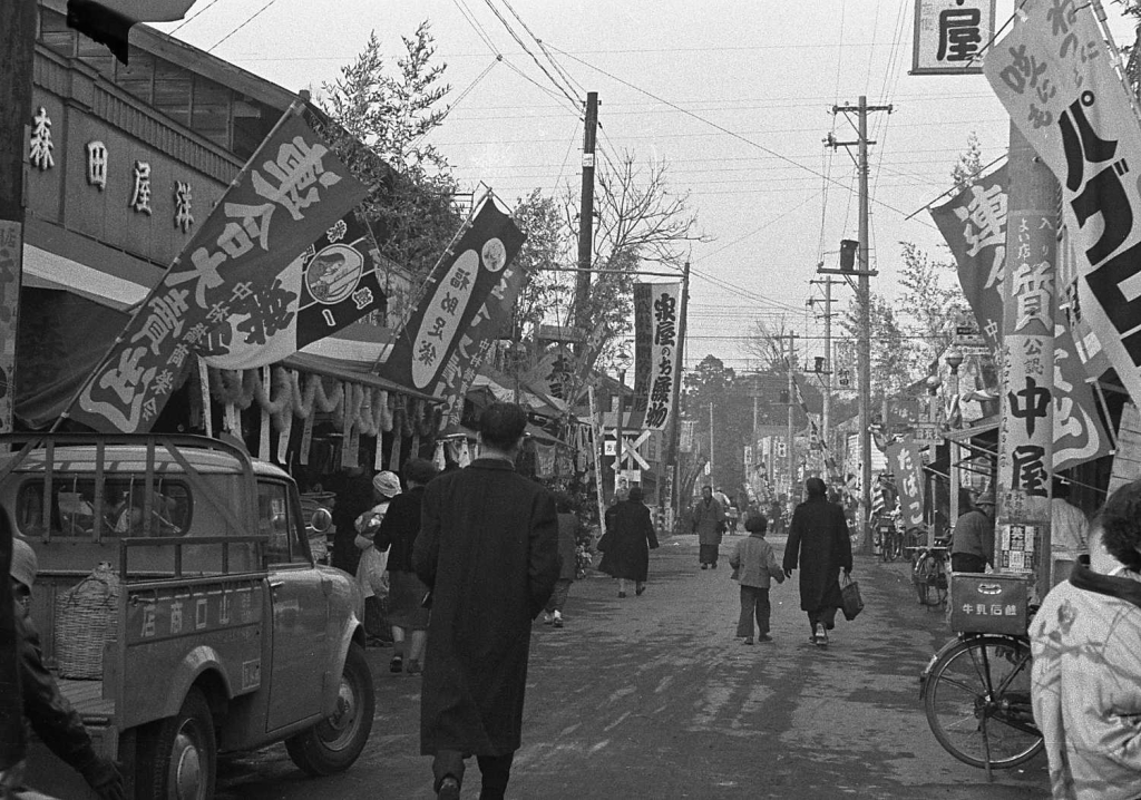 中村橋駅前の商店街（昭和31年頃）